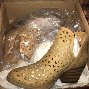 Musse & Cloud bootie sz 6 worn one time